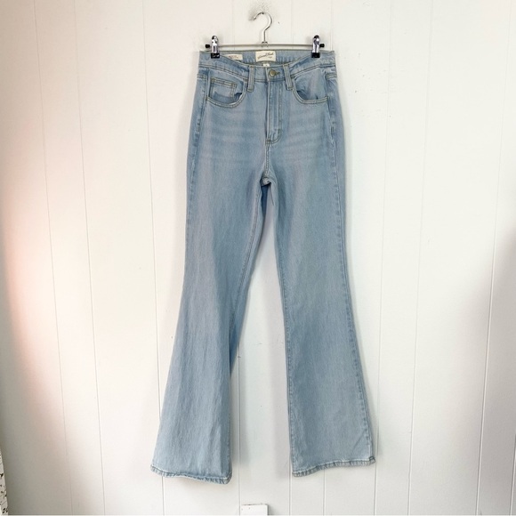 Universal Thread Women's 4 Tall Blue Light Wash Stretch High-Rise Flare Jeans - Picture 1 of 12